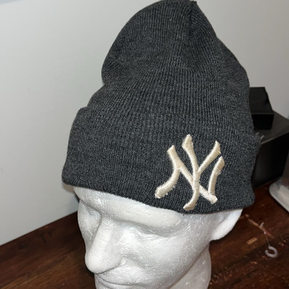 Gray acrylic New York Yankees stretch beanie ski snowboard knit cap hat